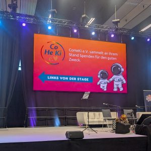 Einblendung von Werbung wo der CoHeKi Stand auf der GG Bavaria zu finden ist auf der Hauptbühne der Veranstaltung