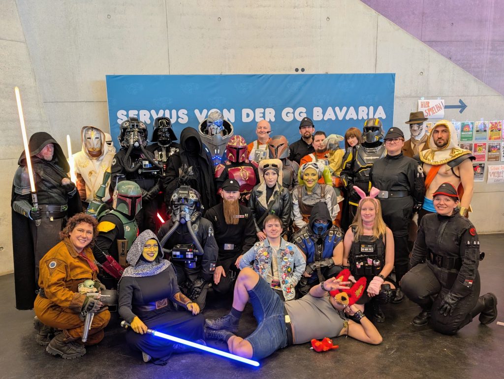 Gemeinsames Gruppenbild von den Mitgliedern von CoHeKi und den SciFi Narrischen vor dem Fotospot der GG Bavaria