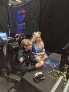 2 Mitglieder von CoHeKi e.V. spielen am Stand von munich eSports Mario Kart